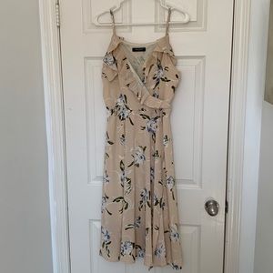 Beautiful dress perfect for spring! Size M